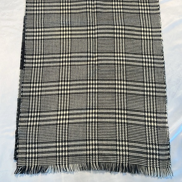 NWT Acrylic Wool Reversible Shawl from Simons - Picture 4 of 8